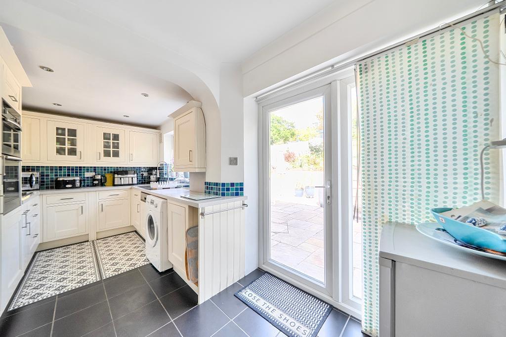 4 Bedroom Semi-Detached for Sale in Sanderstead, CR2 9NP