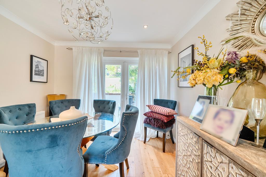 4 Bedroom Semi-Detached for Sale in Sanderstead, CR2 9NP