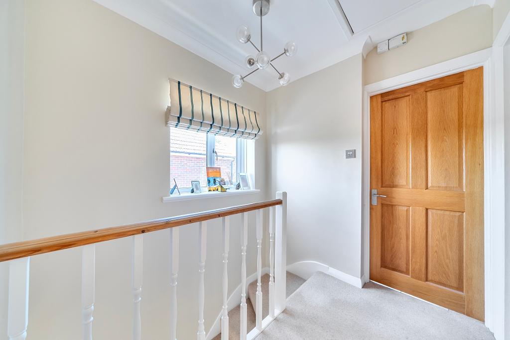 4 Bedroom Semi-Detached for Sale in Sanderstead, CR2 9NP