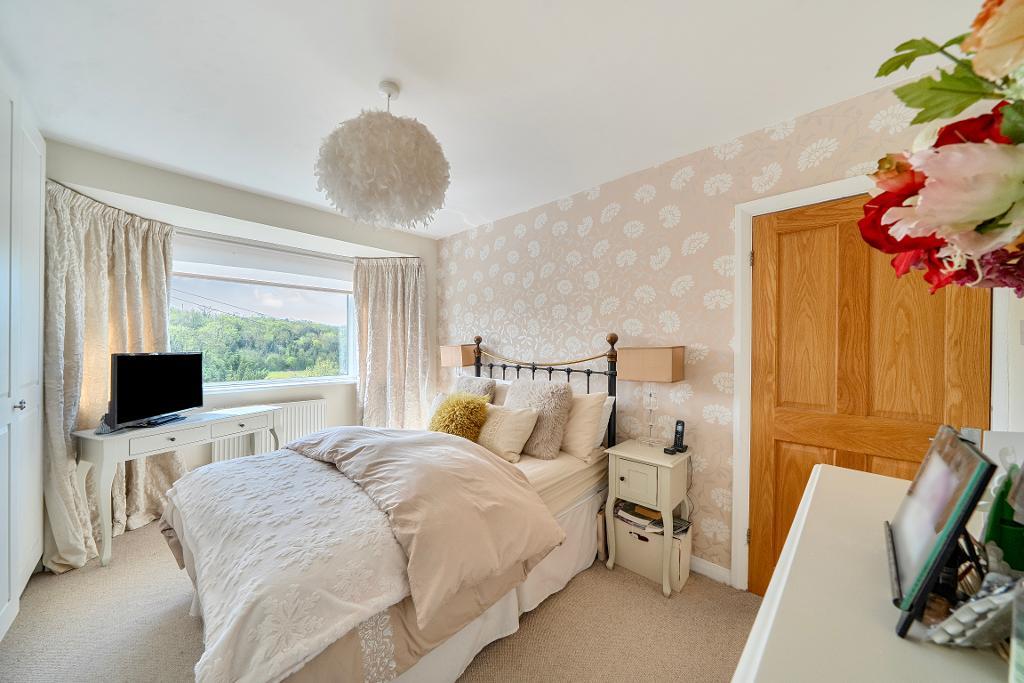 4 Bedroom Semi-Detached for Sale in Sanderstead, CR2 9NP
