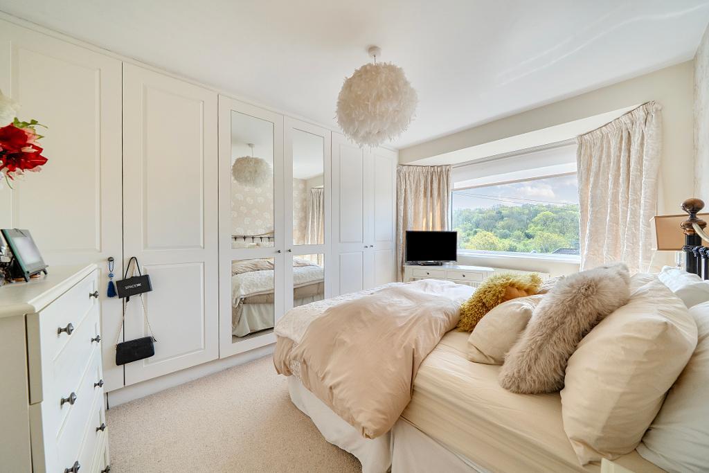 4 Bedroom Semi-Detached for Sale in Sanderstead, CR2 9NP