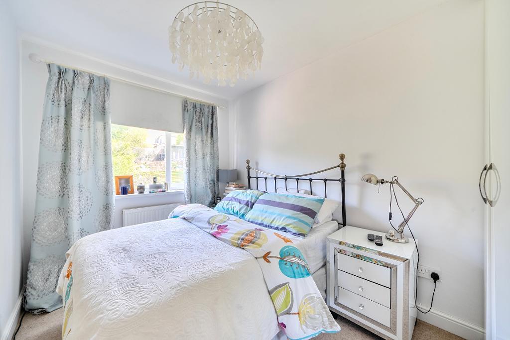 4 Bedroom Semi-Detached for Sale in Sanderstead, CR2 9NP