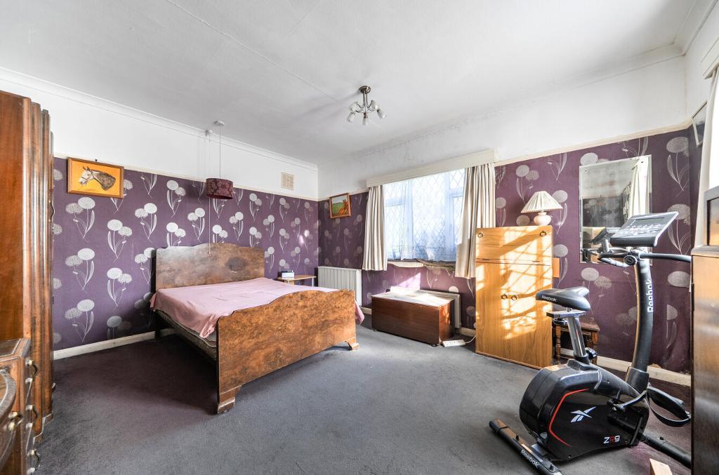 2 Bedroom Detached Bungalow for Sale in Sanderstead, CR2 8RF