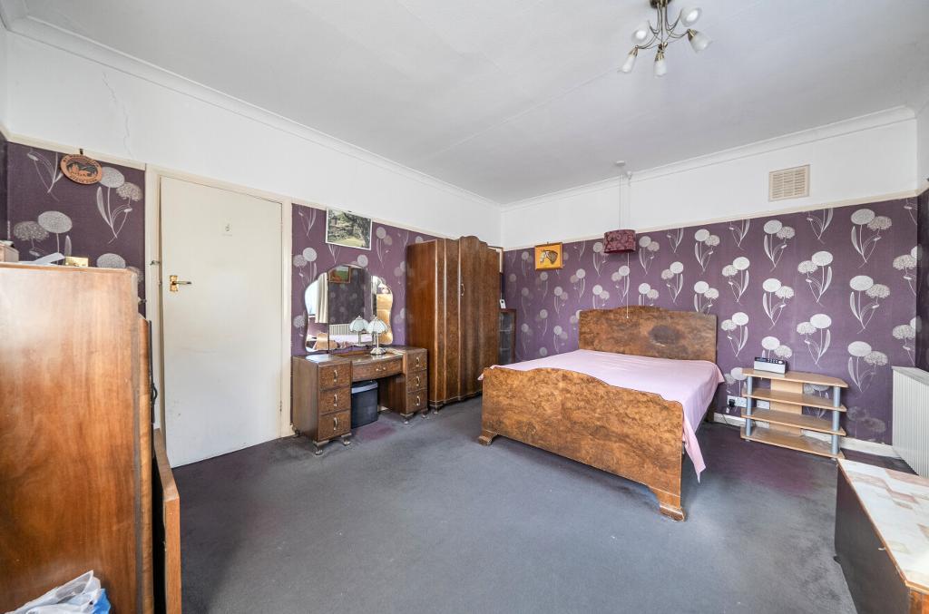 2 Bedroom Detached Bungalow for Sale in Sanderstead, CR2 8RF