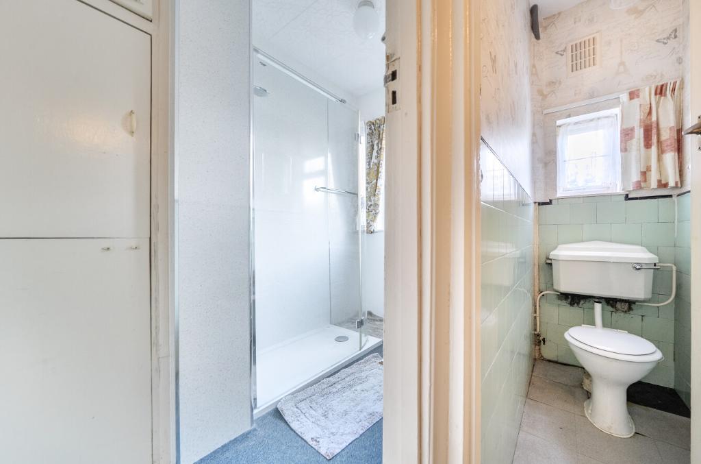 2 Bedroom Detached Bungalow for Sale in Sanderstead, CR2 8RF