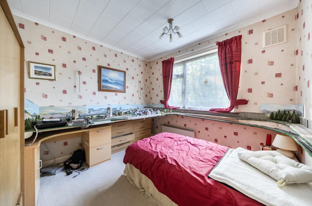 2 Bedroom Detached Bungalow for Sale in Sanderstead, CR2 8RF