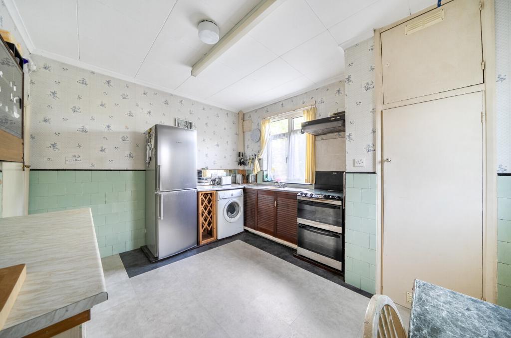 2 Bedroom Detached Bungalow for Sale in Sanderstead, CR2 8RF