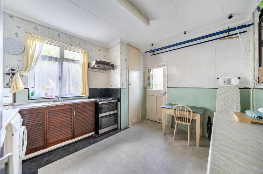 2 Bedroom Detached Bungalow for Sale in Sanderstead, CR2 8RF