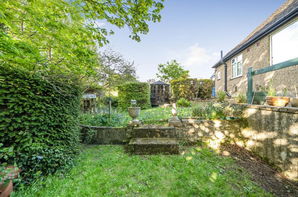 2 Bedroom Detached Bungalow for Sale in Sanderstead, CR2 8RF