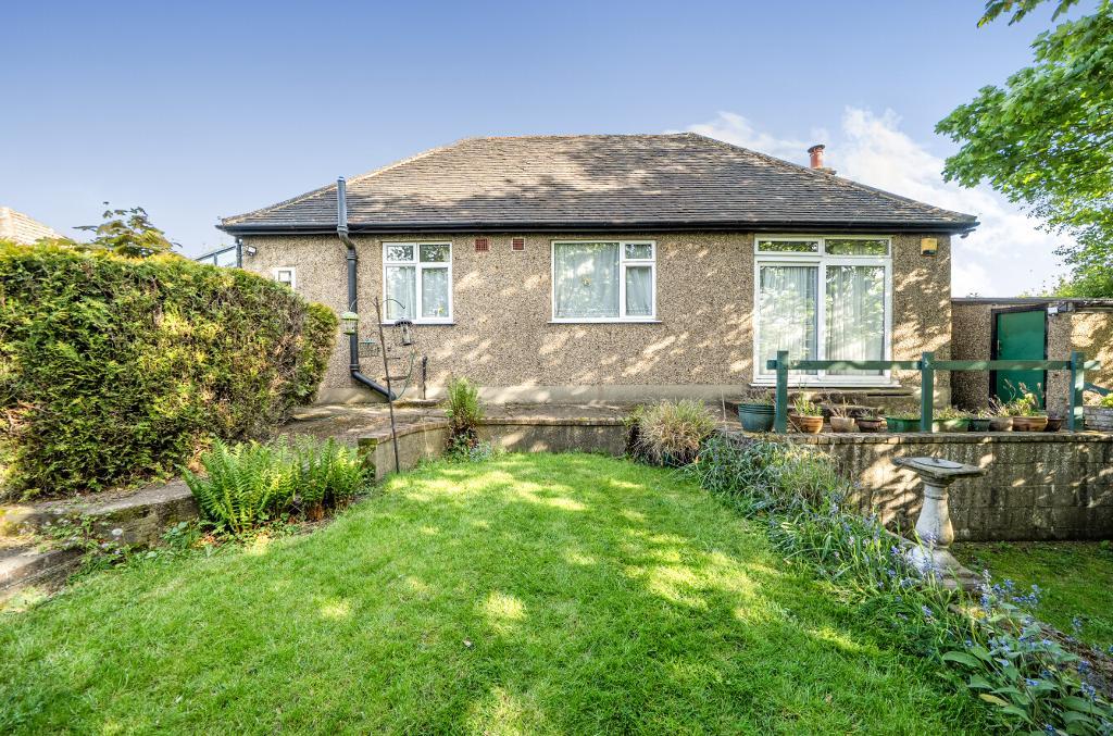 2 Bedroom Detached Bungalow for Sale in Sanderstead, CR2 8RF
