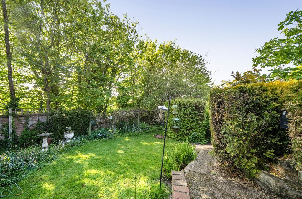 2 Bedroom Detached Bungalow for Sale in Sanderstead, CR2 8RF