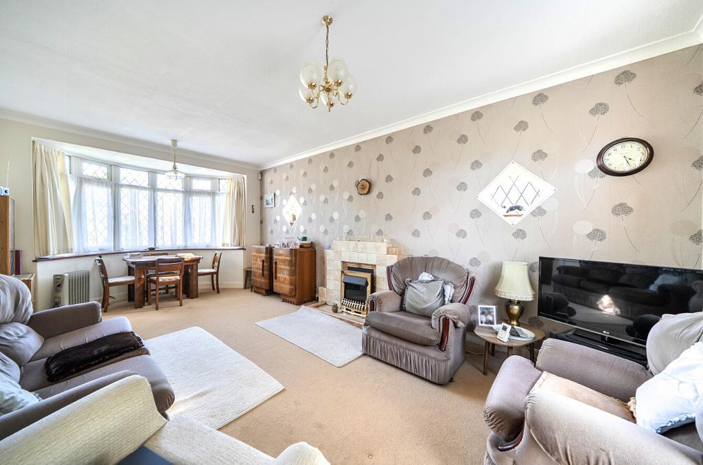 2 Bedroom Detached Bungalow for Sale in Sanderstead, CR2 8RF