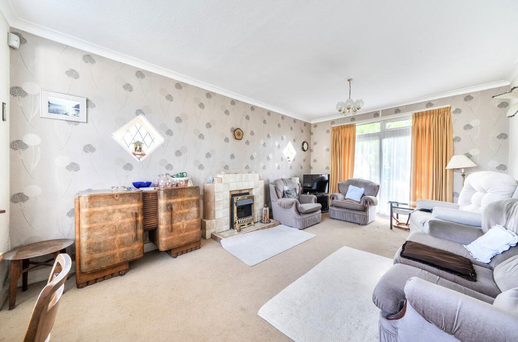 2 Bedroom Detached Bungalow for Sale in Sanderstead, CR2 8RF