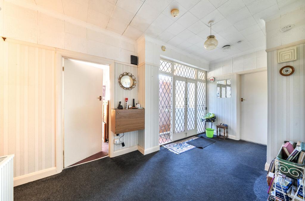 2 Bedroom Detached Bungalow for Sale in Sanderstead, CR2 8RF