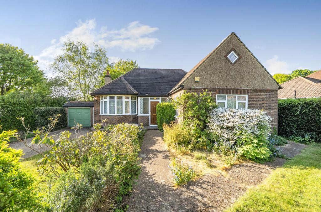 2 Bedroom Detached Bungalow for Sale in Sanderstead, CR2 8RF