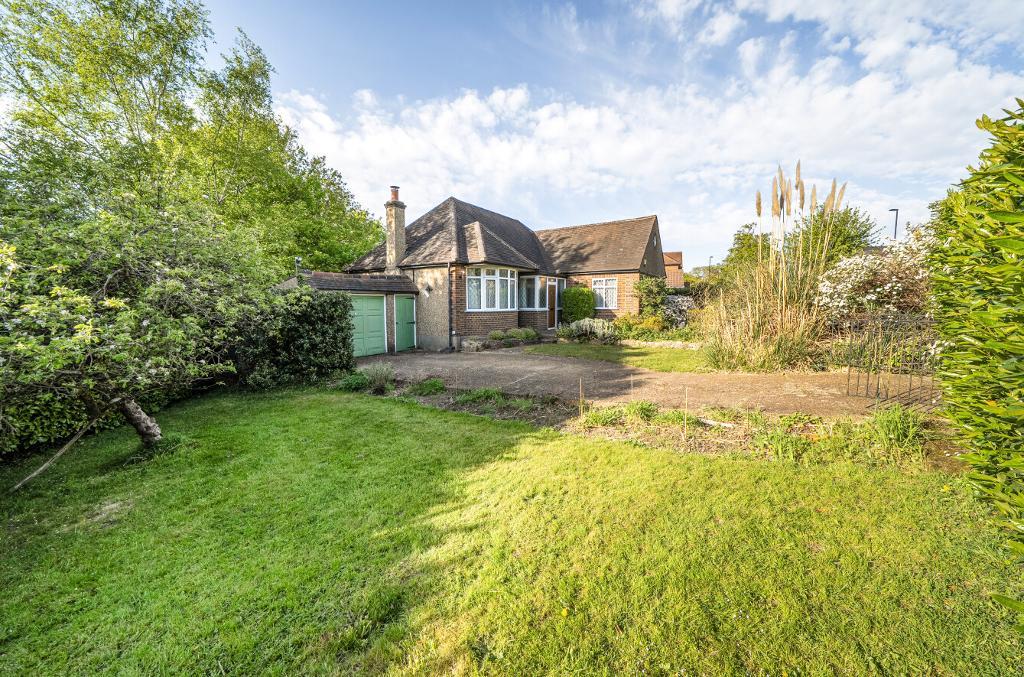 2 Bedroom Detached Bungalow for Sale in Sanderstead, CR2 8RF