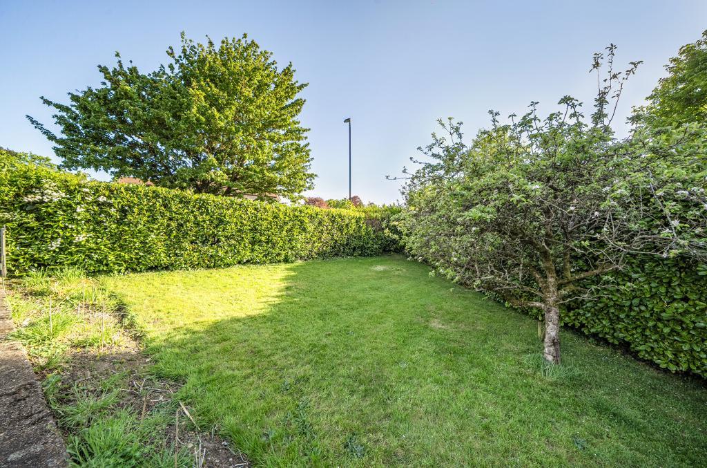 2 Bedroom Detached Bungalow for Sale in Sanderstead, CR2 8RF