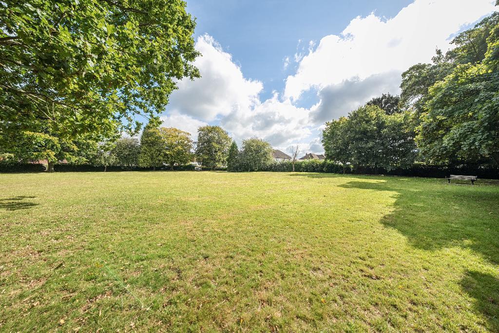 2 Bedroom Detached Bungalow for Sale in Sanderstead, CR2 8RF