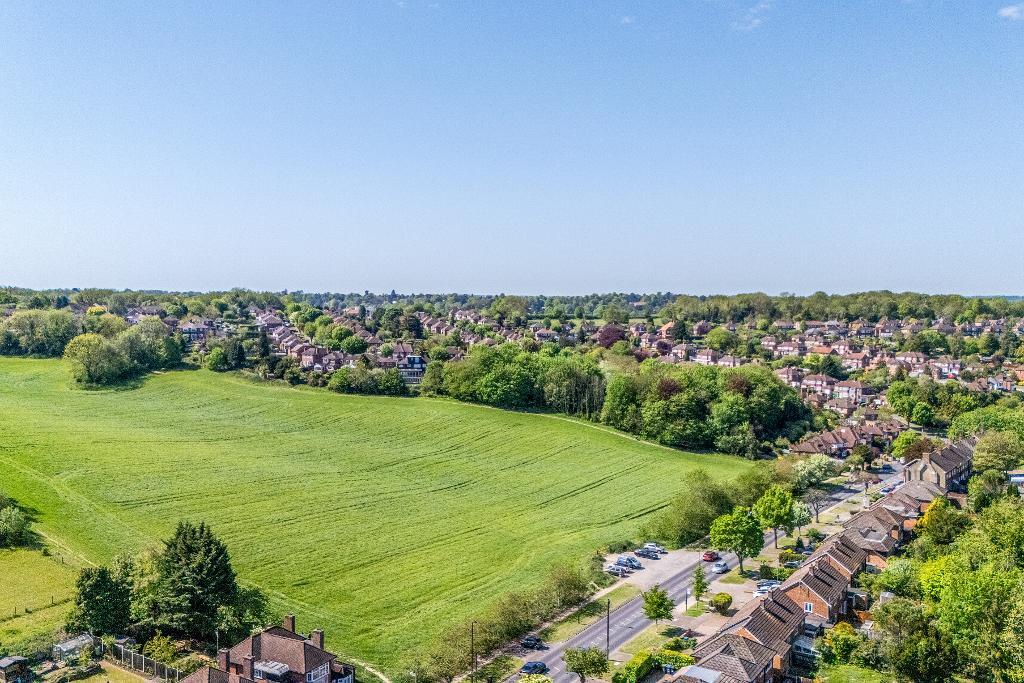 4 Bedroom Semi-Detached for Sale in Sanderstead, CR2 9NP