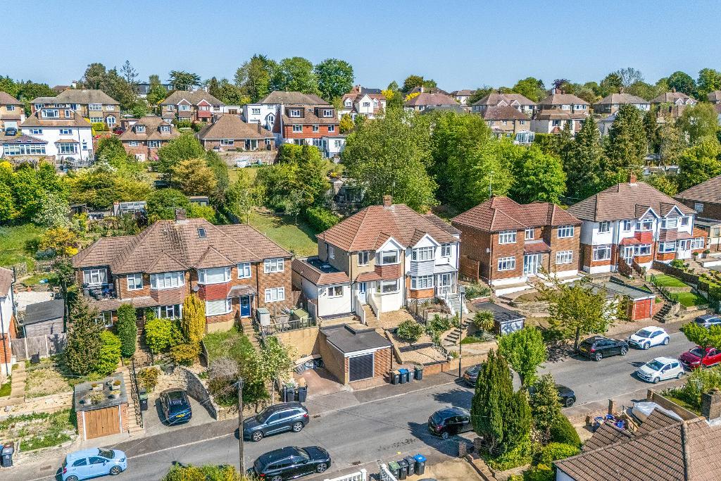 4 Bedroom Semi-Detached for Sale in Sanderstead, CR2 9NP