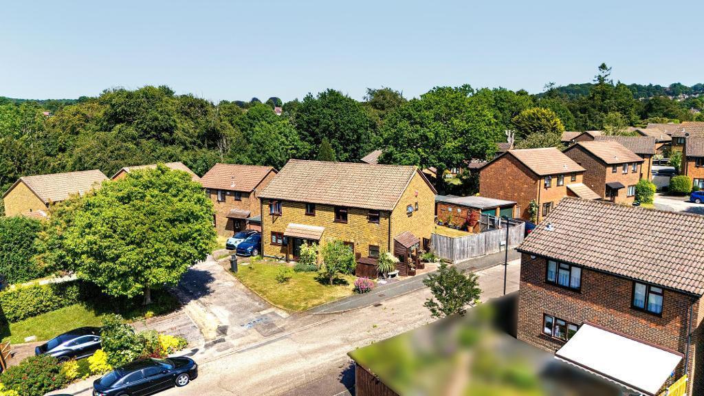 4 Bedroom Semi-Detached for Sale in South Croydon, CR2 0RT