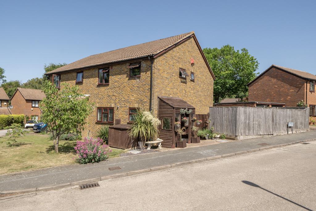4 Bedroom Semi-Detached for Sale in South Croydon, CR2 0RT