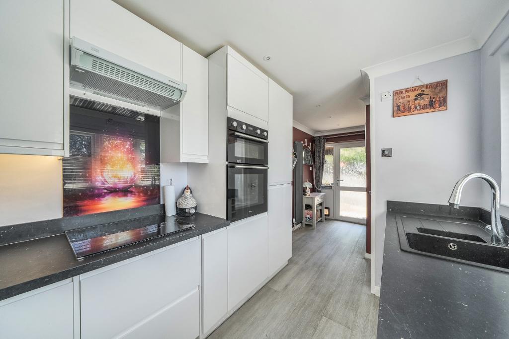 4 Bedroom Semi-Detached for Sale in South Croydon, CR2 0RT
