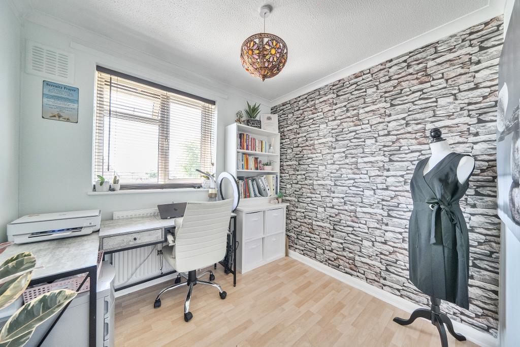 4 Bedroom Semi-Detached for Sale in South Croydon, CR2 0RT