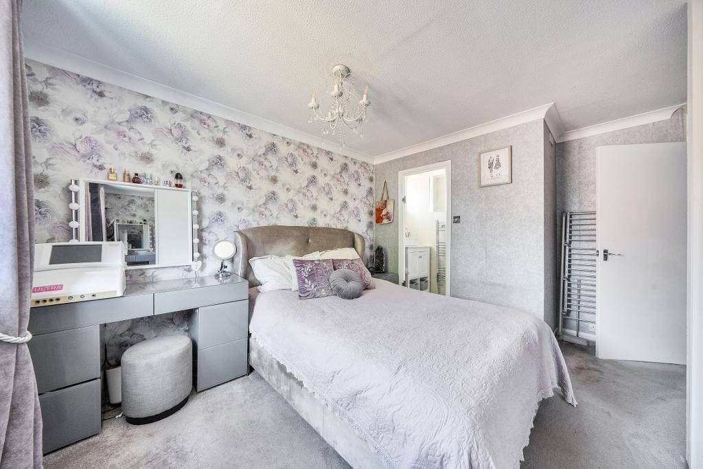 4 Bedroom Semi-Detached for Sale in South Croydon, CR2 0RT