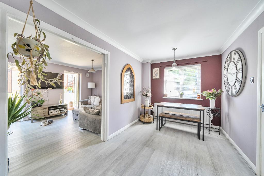 4 Bedroom Semi-Detached for Sale in South Croydon, CR2 0RT