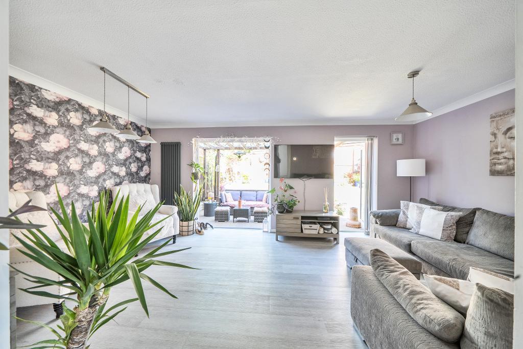 4 Bedroom Semi-Detached for Sale in South Croydon, CR2 0RT