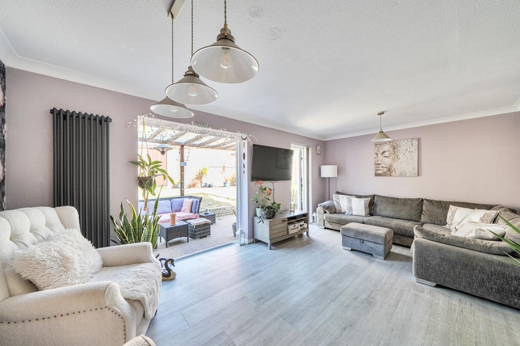 4 Bedroom Semi-Detached for Sale in South Croydon, CR2 0RT