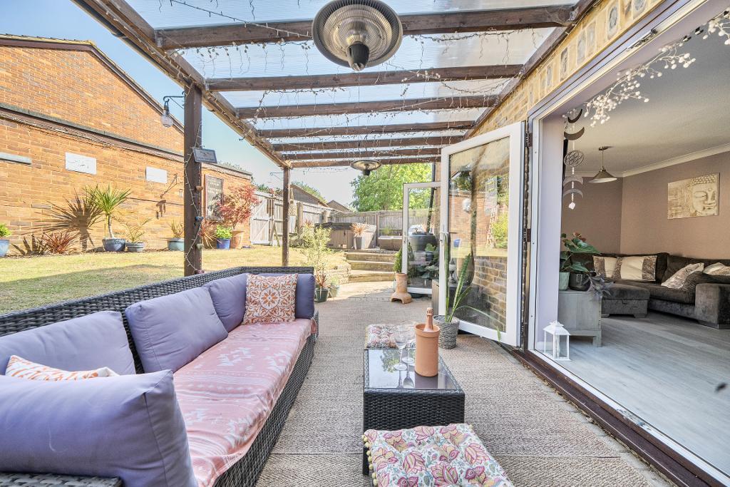 4 Bedroom Semi-Detached for Sale in South Croydon, CR2 0RT