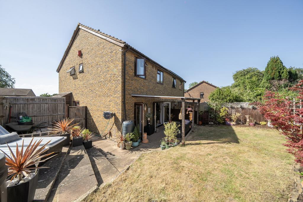 4 Bedroom Semi-Detached for Sale in South Croydon, CR2 0RT