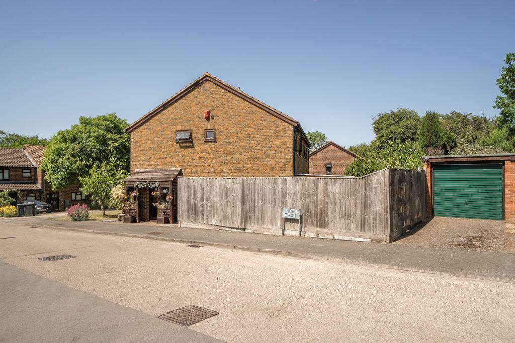 4 Bedroom Semi-Detached for Sale in South Croydon, CR2 0RT