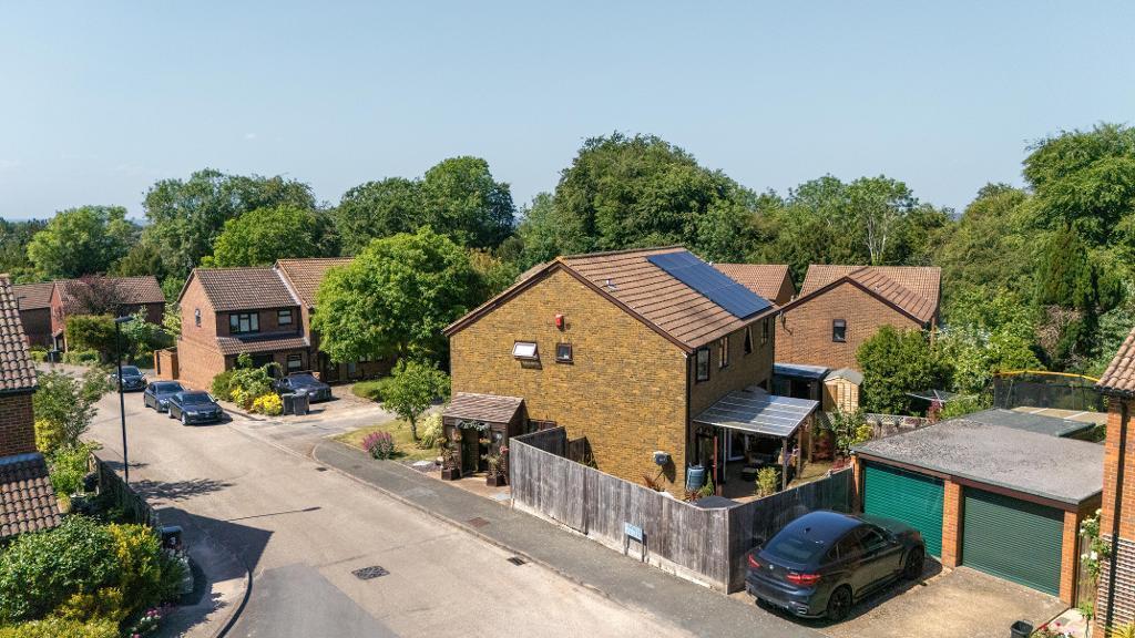 4 Bedroom Semi-Detached for Sale in South Croydon, CR2 0RT