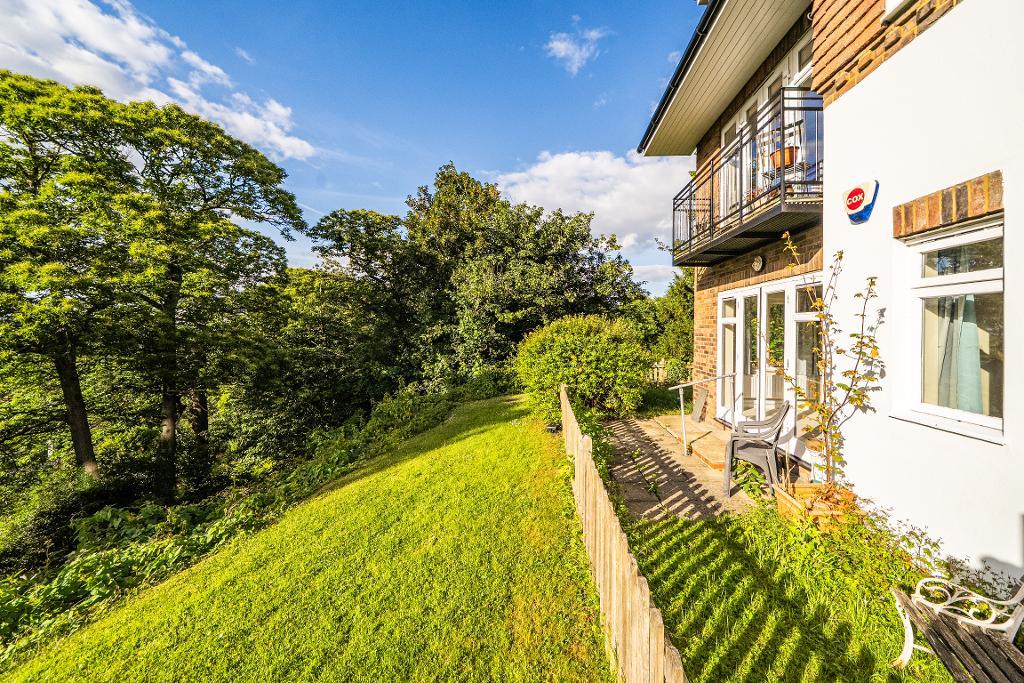 2 Bedroom Flat for Sale in South Croydon, CR2 8RE