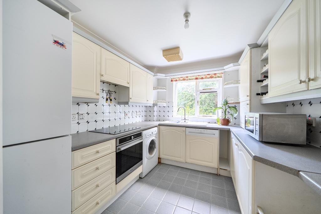 2 Bedroom Flat for Sale in South Croydon, CR2 8RE