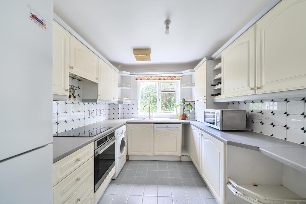 2 Bedroom Flat for Sale in South Croydon, CR2 8RE