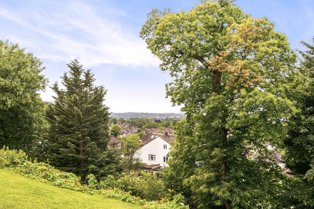 2 Bedroom Flat for Sale in South Croydon, CR2 8RE
