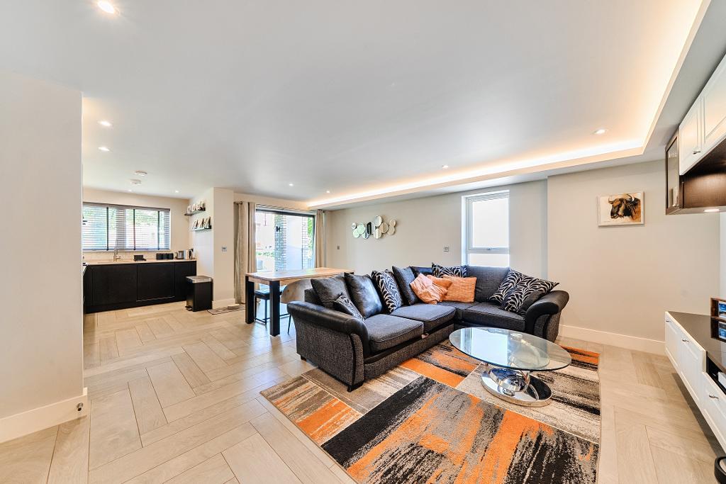3 Bedroom Apartment for Sale in Croydon, CR2 0SA