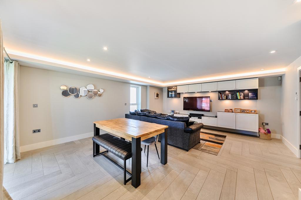 3 Bedroom Apartment for Sale in Croydon, CR2 0SA