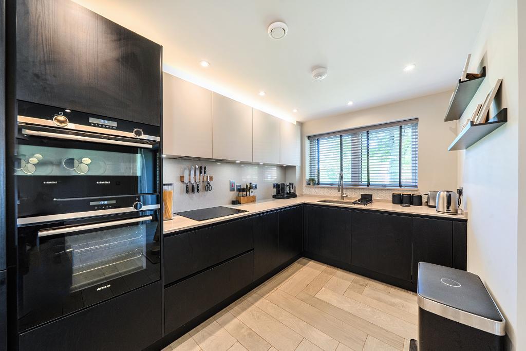 3 Bedroom Apartment for Sale in Croydon, CR2 0SA