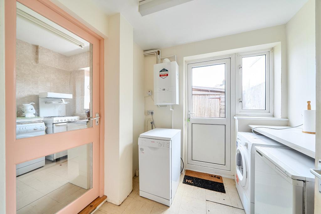 3 Bedroom Semi-Detached for Sale in South Croydon, CR2 9EH
