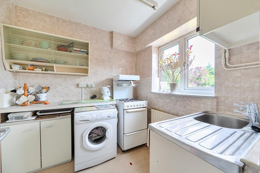 3 Bedroom Semi-Detached for Sale in South Croydon, CR2 9EH