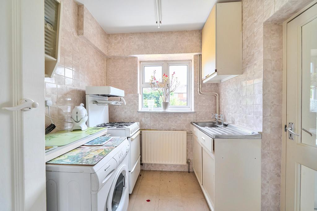 3 Bedroom Semi-Detached for Sale in South Croydon, CR2 9EH