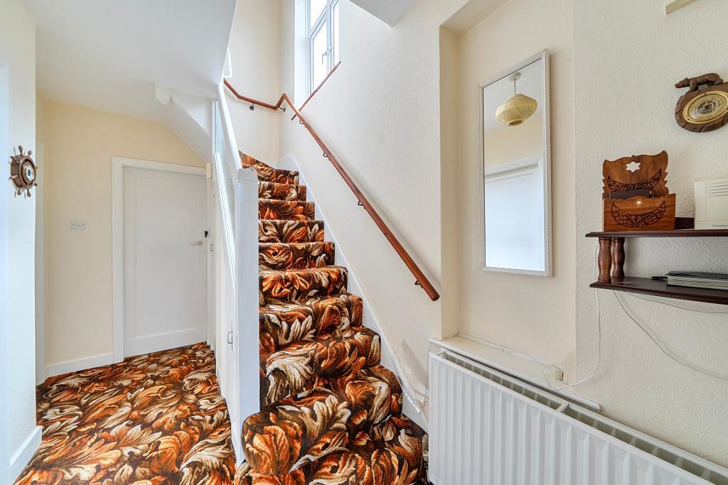 3 Bedroom Semi-Detached for Sale in South Croydon, CR2 9EH