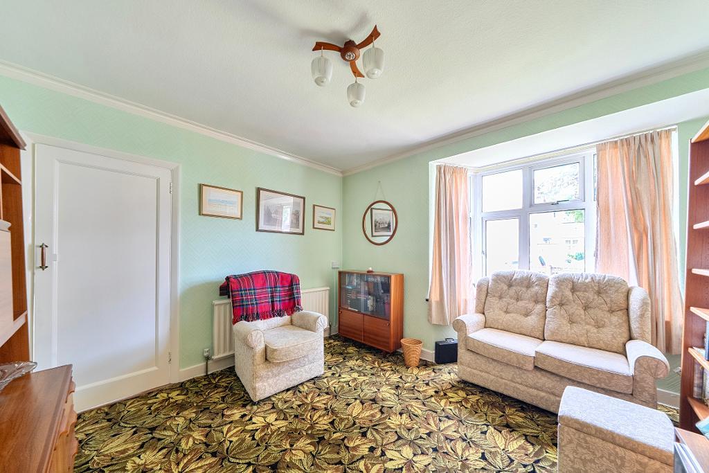 3 Bedroom Semi-Detached for Sale in South Croydon, CR2 9EH