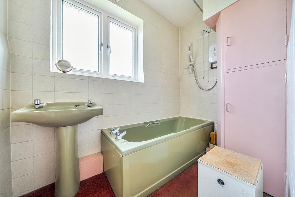 3 Bedroom Semi-Detached for Sale in South Croydon, CR2 9EH