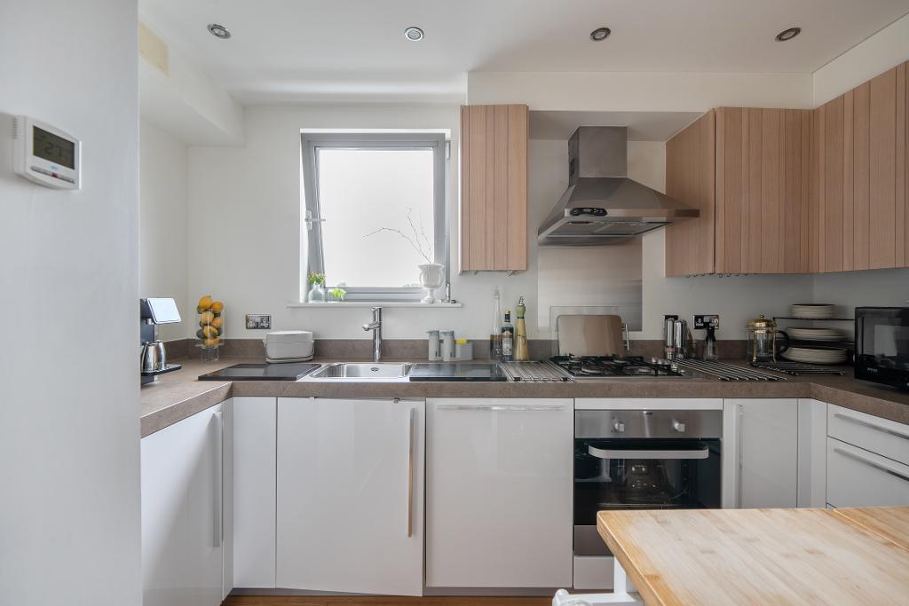 2 Bedroom Apartment for Sale in Sanderstead, CR2 9DT